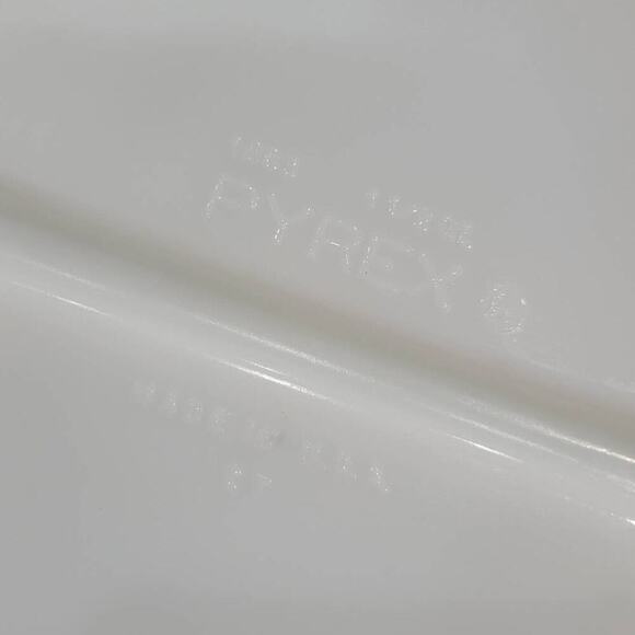 Pyrex Vintage Divided Oval Serving Baking Milk Glass Dish‎ 1.5qt White - Picture 7 of 7